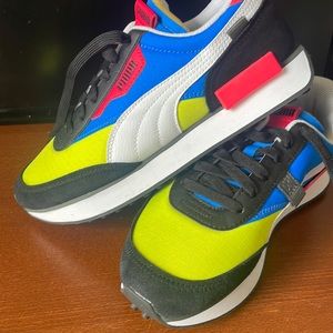 Women’s Puma sneakers size 6 never worn !